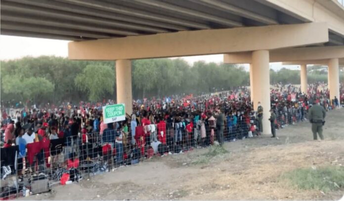 Thousands-at-International-Bridge-in-Del-Rio-TX-1052x615